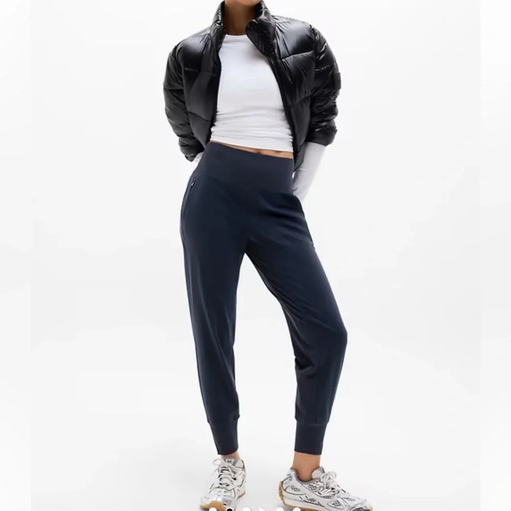 ATHLETA Venice High Rise Black Jogger Pants Large Zipped Pockets Stretch UPF 40+ - Picture 2 of 10